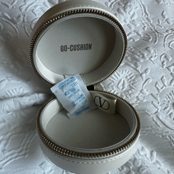 Valentino Beauty VIP Cosmetic Makeup Pouch NEW BREAST CANCER AWARENESS GIVEY - Picture 2 of 4